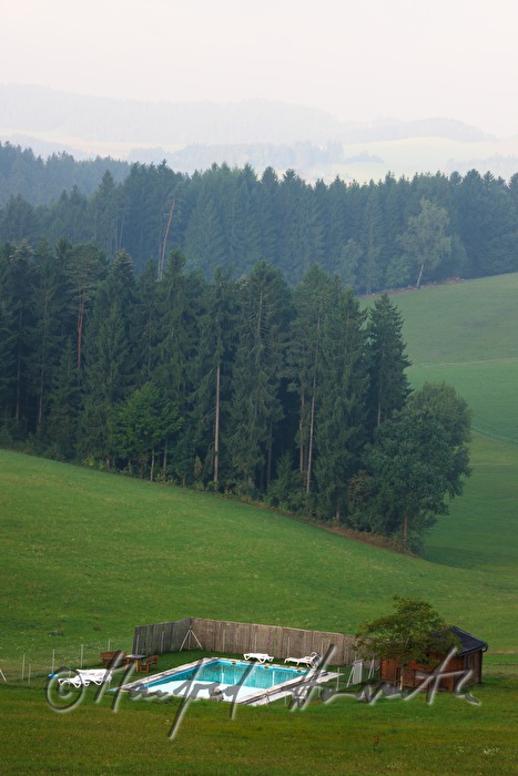 abgelegenes Schwimmbecken in einem Feld