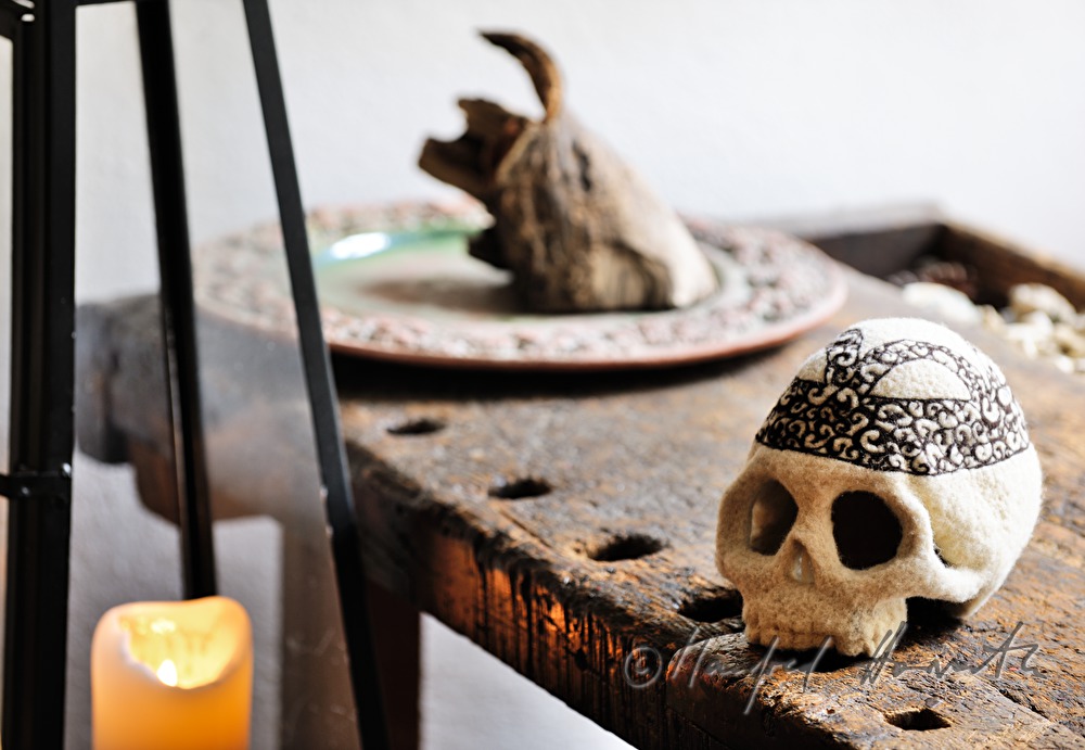 Totenkopf aus Filz aus dem Atelier 