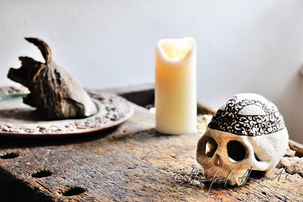 Totenkopf aus Filz aus dem Atelier 