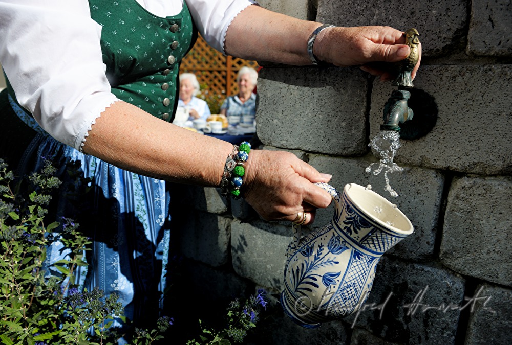 Wasserkrug Befüllen beim Kaffekränzchen im Altenwohnheim 