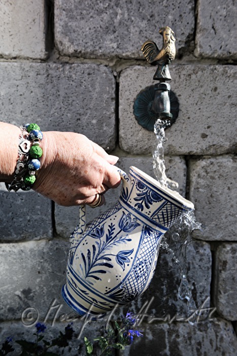 Wasserkrug Befüllen beim Kaffekränzchen im Altenwohnheim 