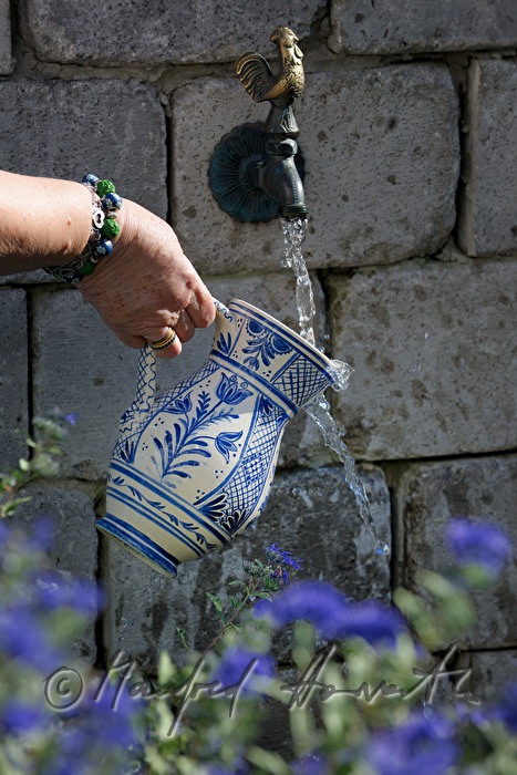 Wasserkrug Befüllen beim Kaffekränzchen im Altenwohnheim 