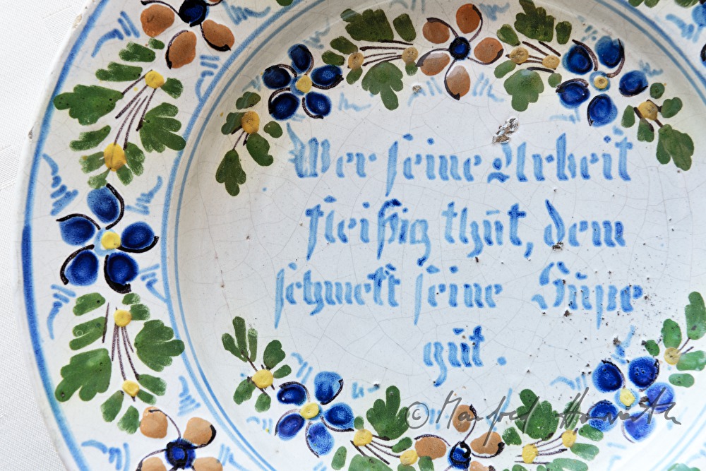 Suppenteller mit Gedicht in der Technik der Leobendorfer Blaumalerei