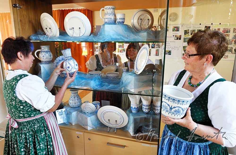 Keramikausstellung Aufbauen im Altenwohnheim
