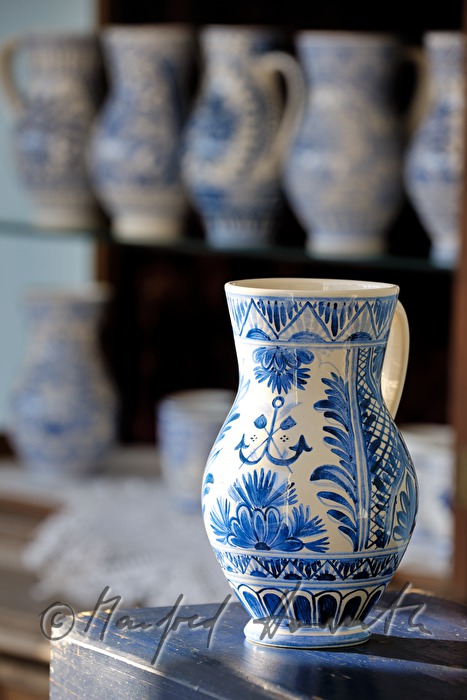 Wasserkrüge bei Keramikausstellung (Leobersdorfer Blaumalerei)