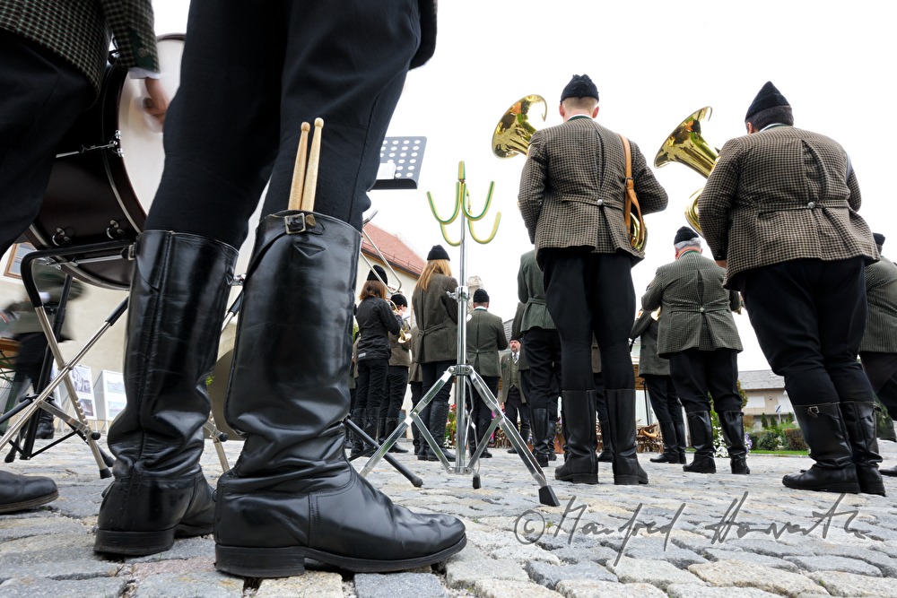 Trommler der Volksmusik-Gruppe mit Trommelschlägel im Stiefelschaft