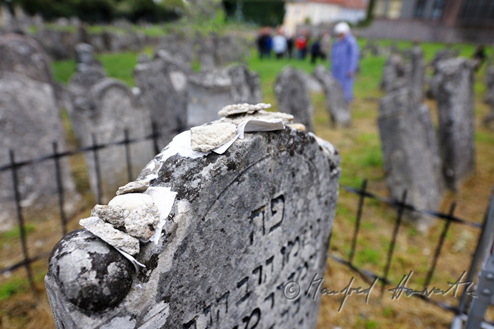 umgekippte Grabsteine am jüdischen Friedhof