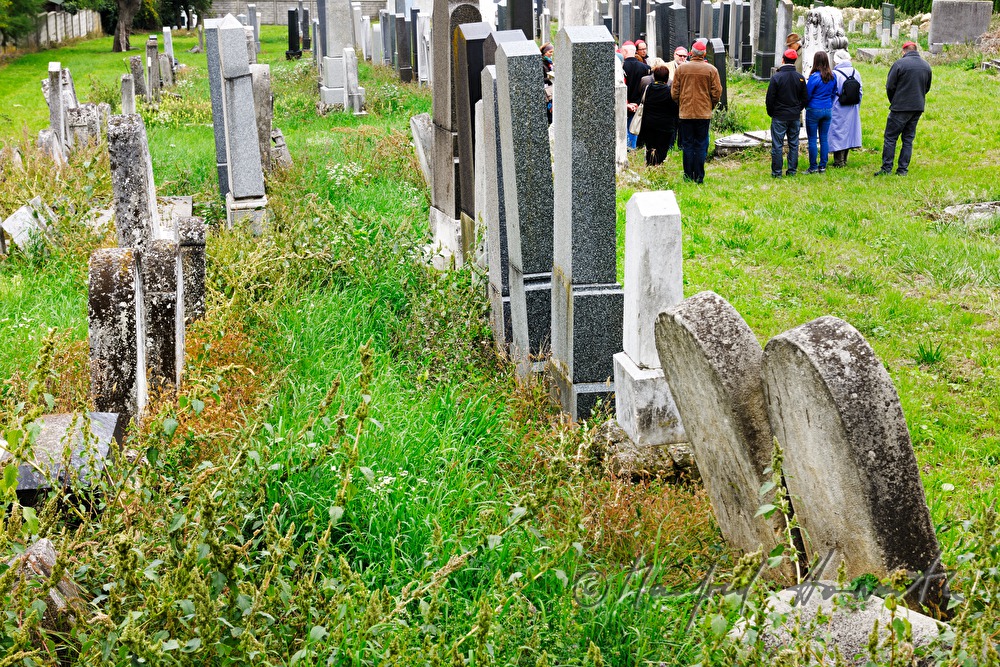 umgekippte Grabsteine am jüdischen Friedhof