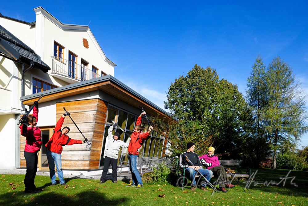 Hotelgäste beim morgentlichen Nordic Walking