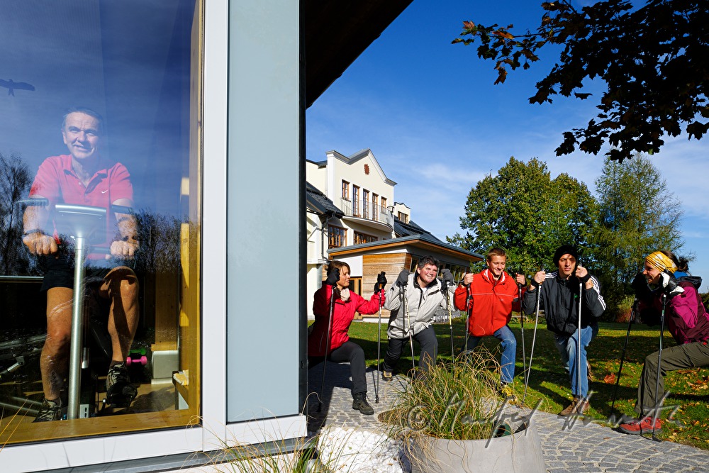 Hotelgäste beim morgentlichen Nordic Walking