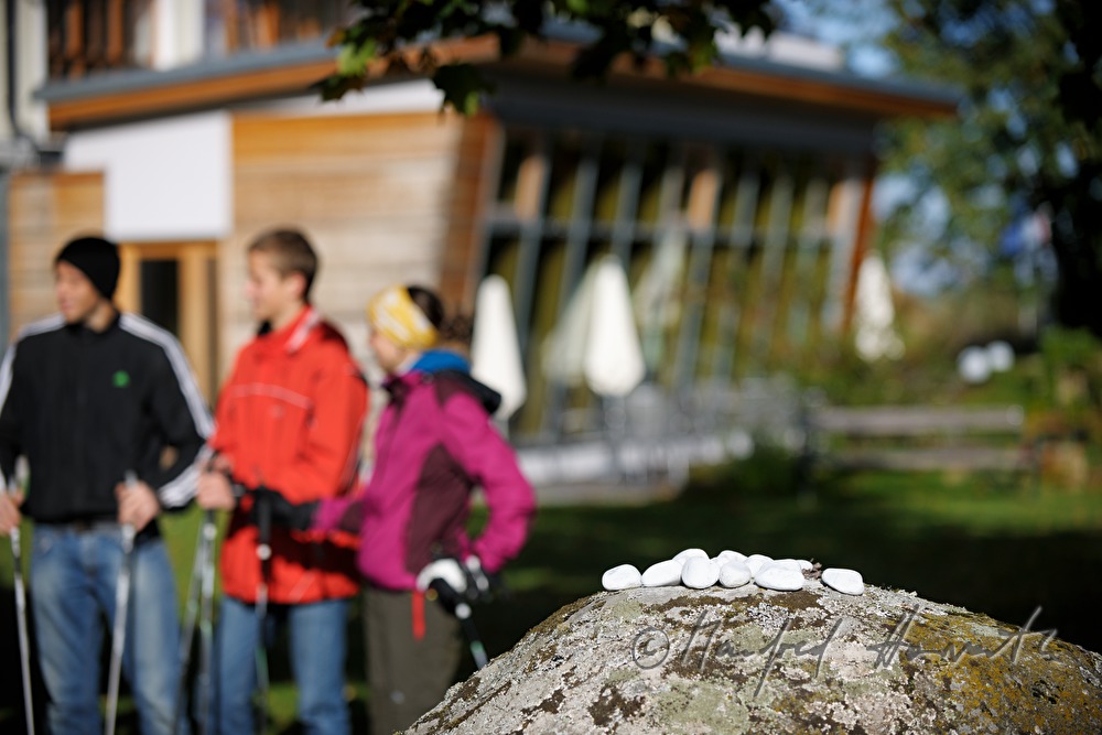 Hotelgäste beim morgentlichen Nordic Walking