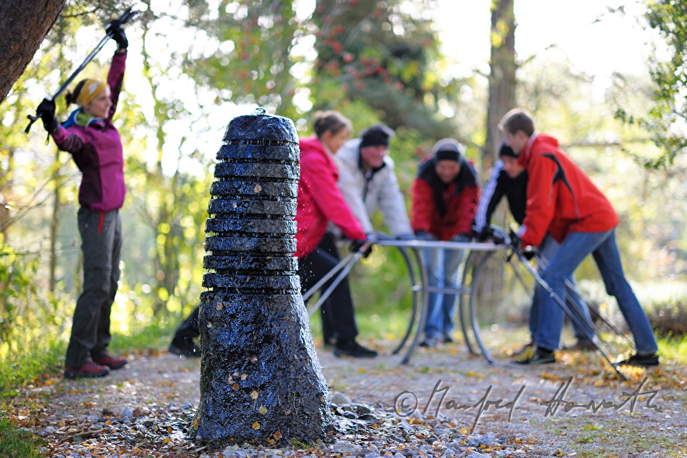 Hotelgäste beim morgentlichen Nordic Walking
