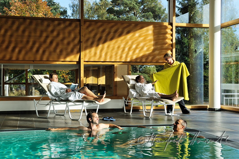 Hotelgäste entspannen im Schwimmbad