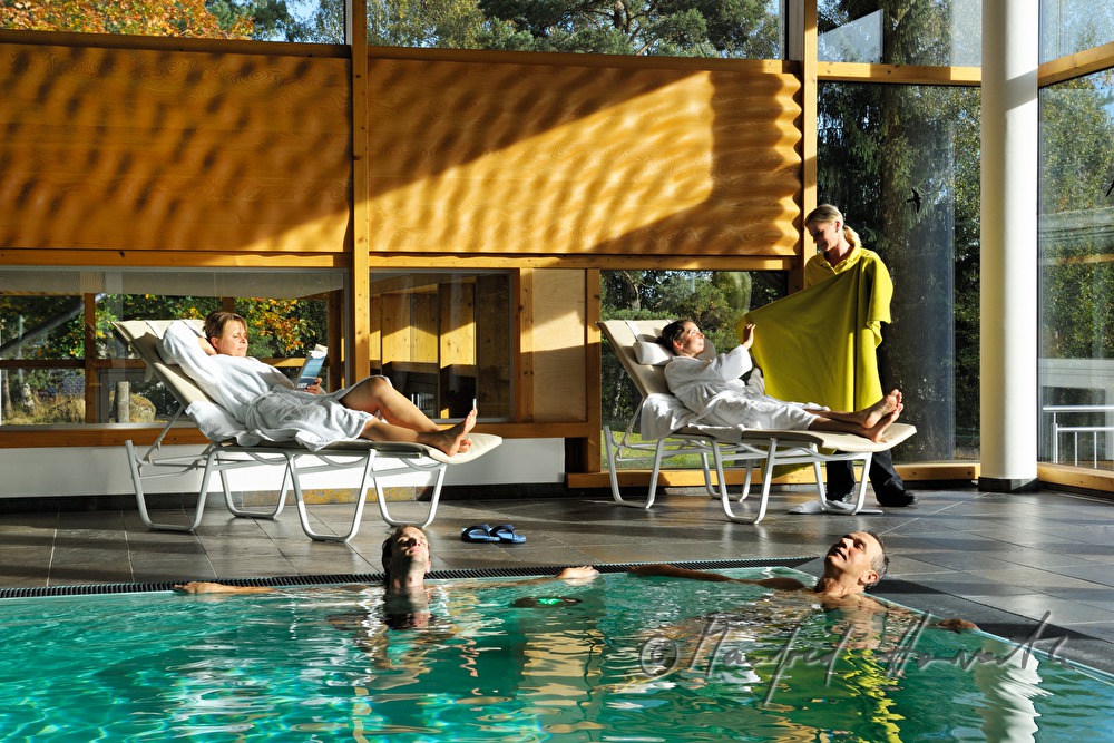 Hotelgäste entspannen im Schwimmbad