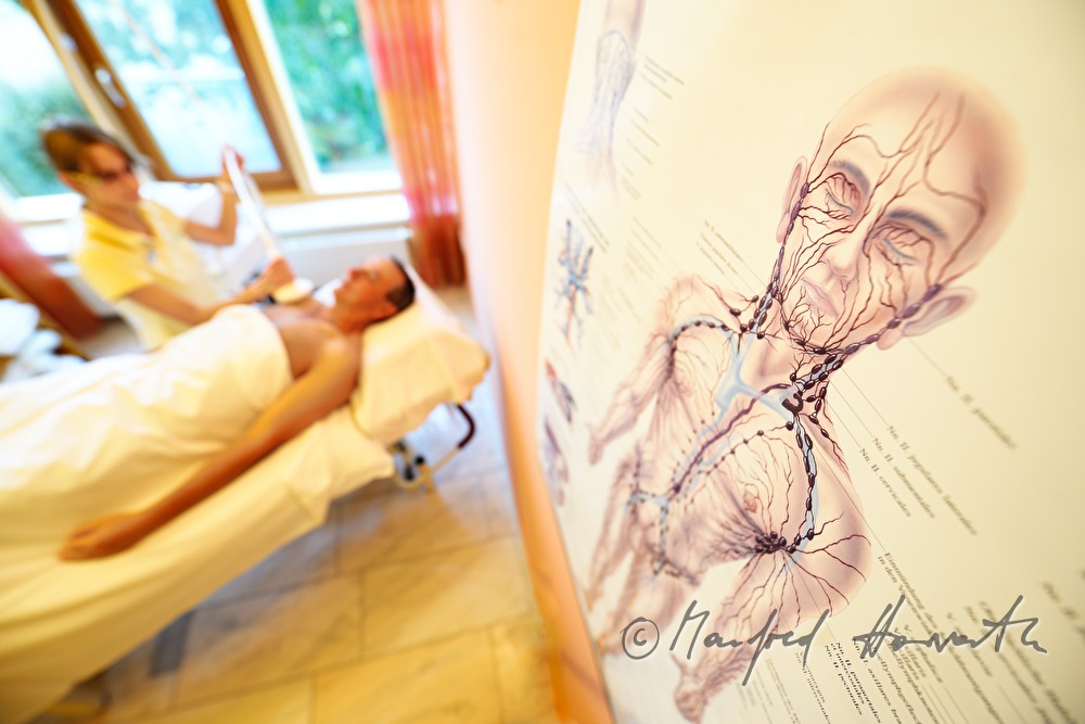 Patient erhält Akkupressur-Therapie