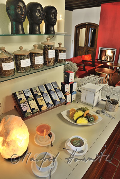 Tee-Selbstbedienungs-Station im Kaminzimmer