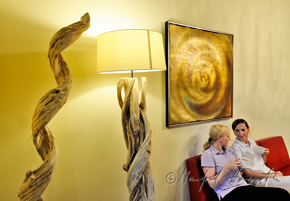 Hotelgäste trinken Tee im Kaminzimmer