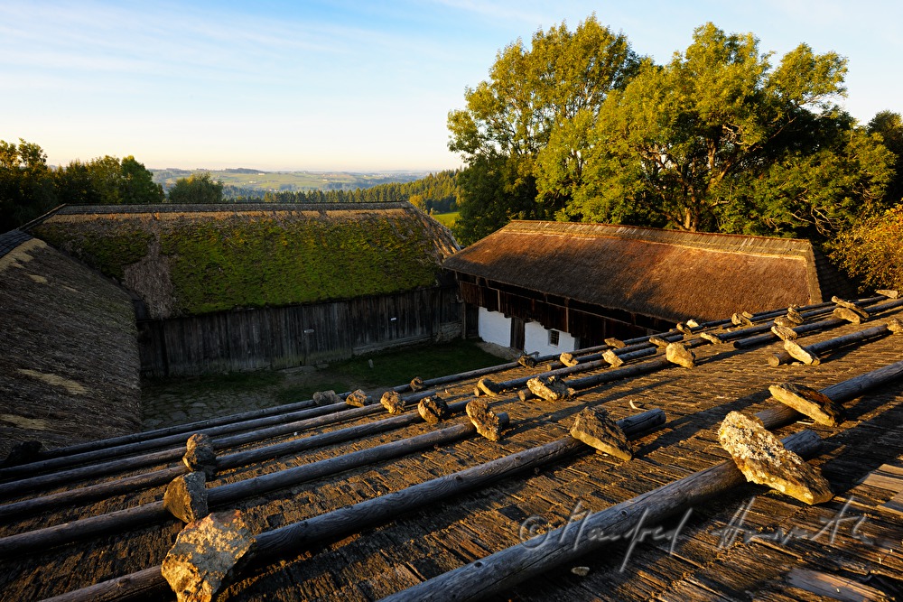 Bauernhaus mit Strohdach und Steinen auf dem Schindeldach
