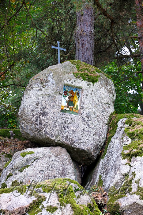 Bildstock mit Heiligem Florian in einem Granit-Findlinge