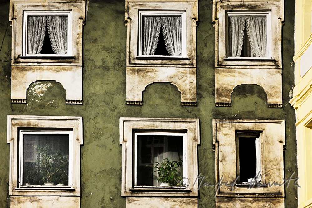 Fenster mit Vorhängen an einem Bürgerhaus