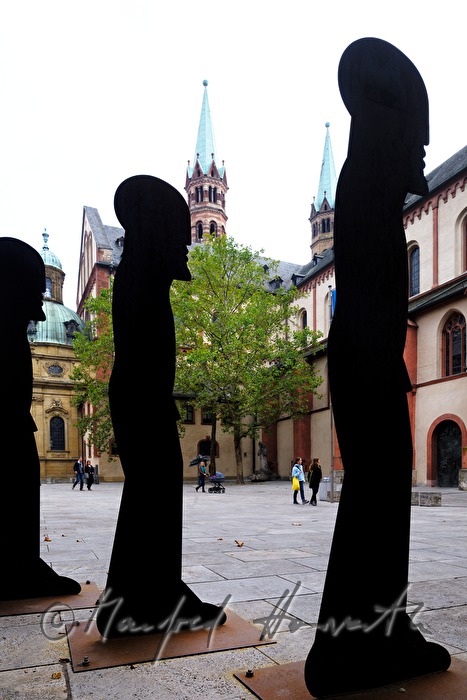 Kiliansdom und Skulpturen des 