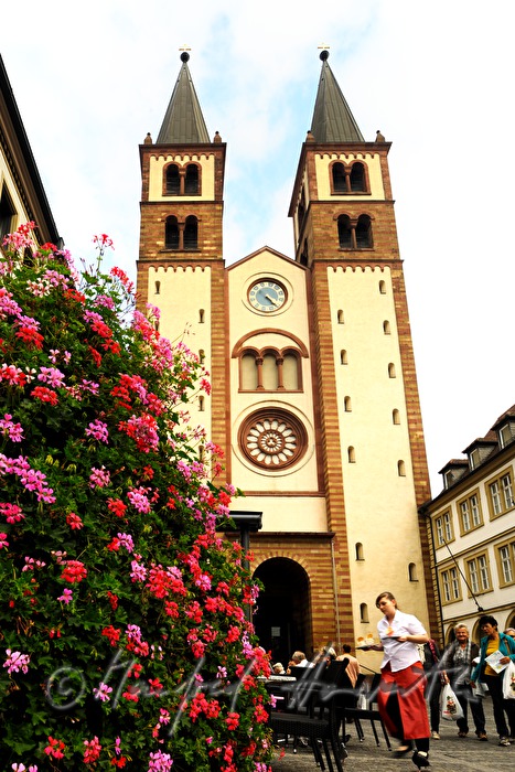 Kiliansdom und Kellnerin in der Domstarsse