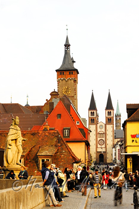 Blick von Alter Mainbrücke zu Kiliansdom und Grafeneckart