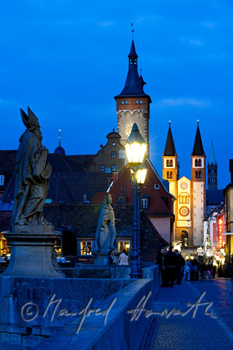 Blick von Alter Mainbrücke zu Kiliansdom und Grafeneckart