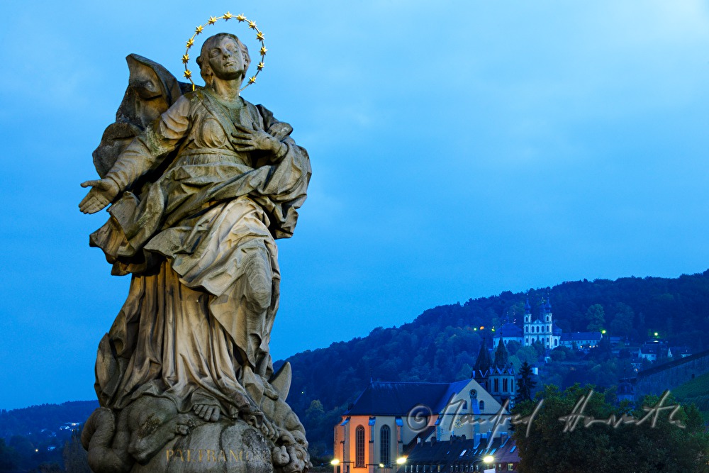 Festung Marienberg am Mainufer und Statue auf 