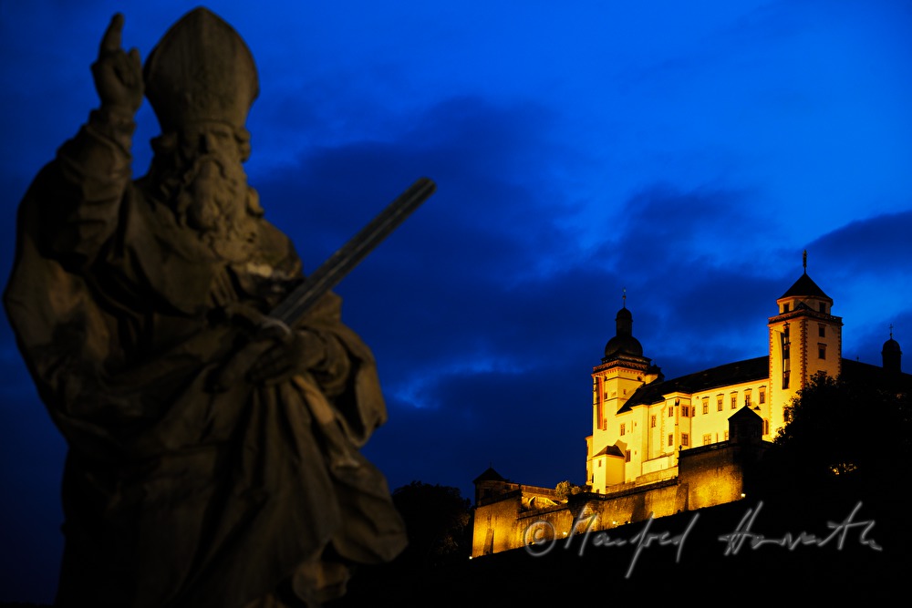 Festung Marienberg am Mainufer und Statue auf 