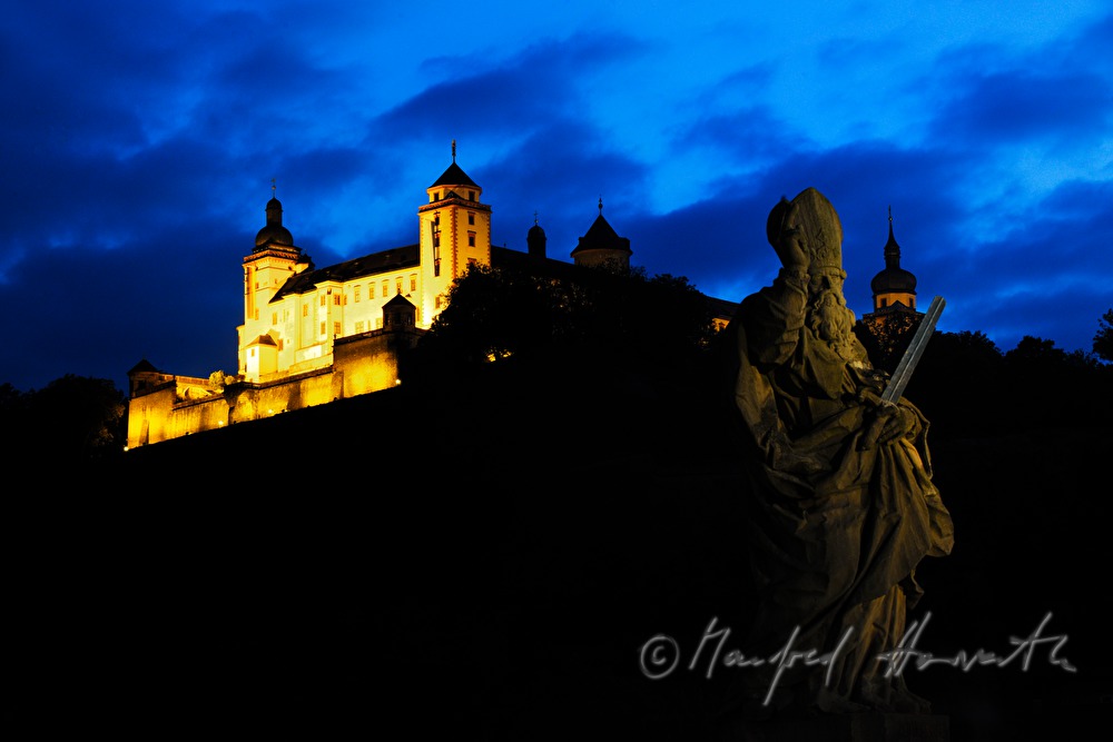 Festung Marienberg am Mainufer und Statue auf 