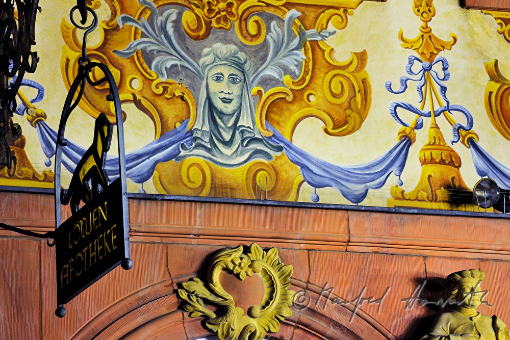 Hauszeichen der Löwenapotheke am Hauptplatz