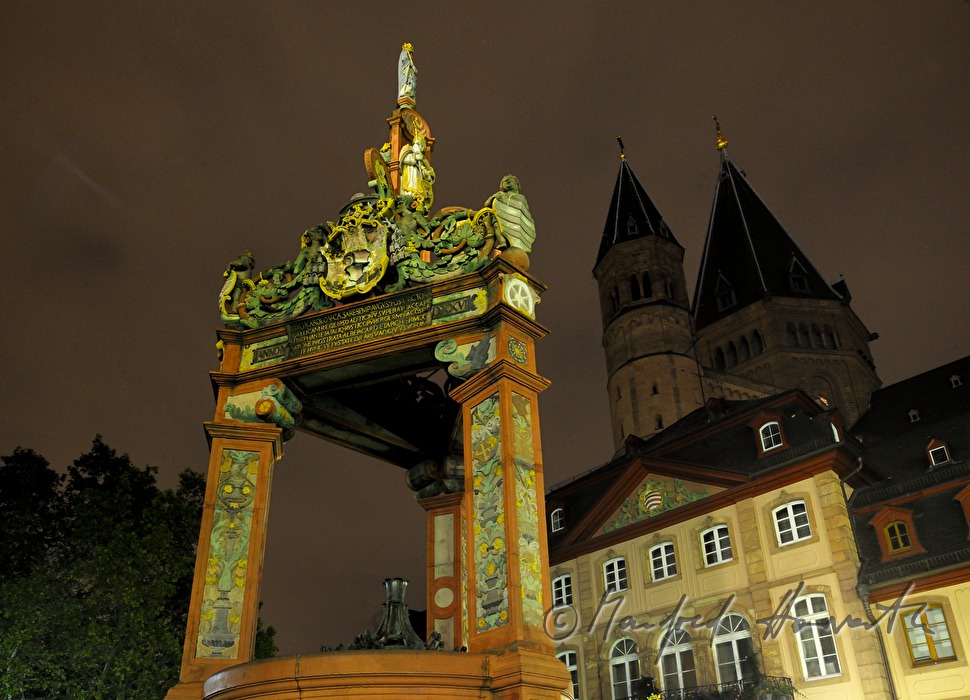 Renaissance-Marktbrunnen und Mainzer Dom