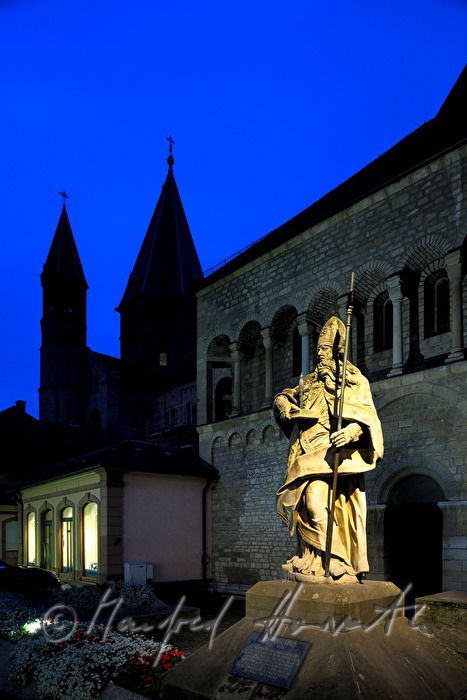 Denkmal des heiligen Bonifatius vor dem Mainzer Dom