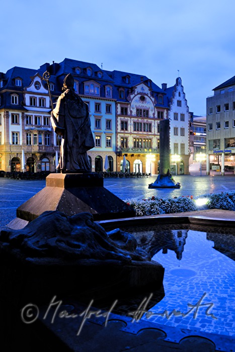 Denkmal des heiligen Bonifatius am Hauptplatz