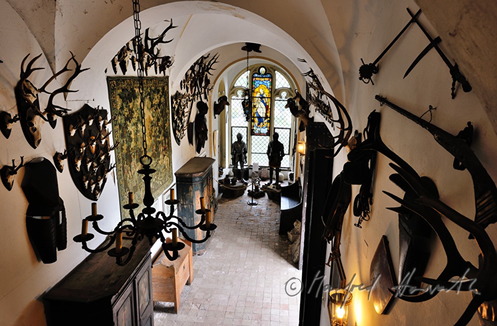 Rüstungen und Wappen im Foyer von Burg Rheinstein