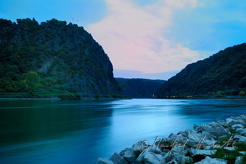 Loreley und Rhein in der Abenddämmerung