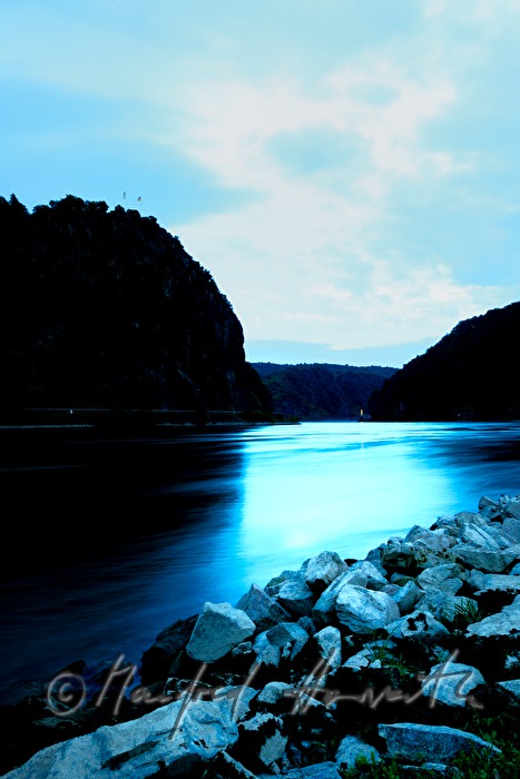 Loreley und Rhein in der Abenddämmerung