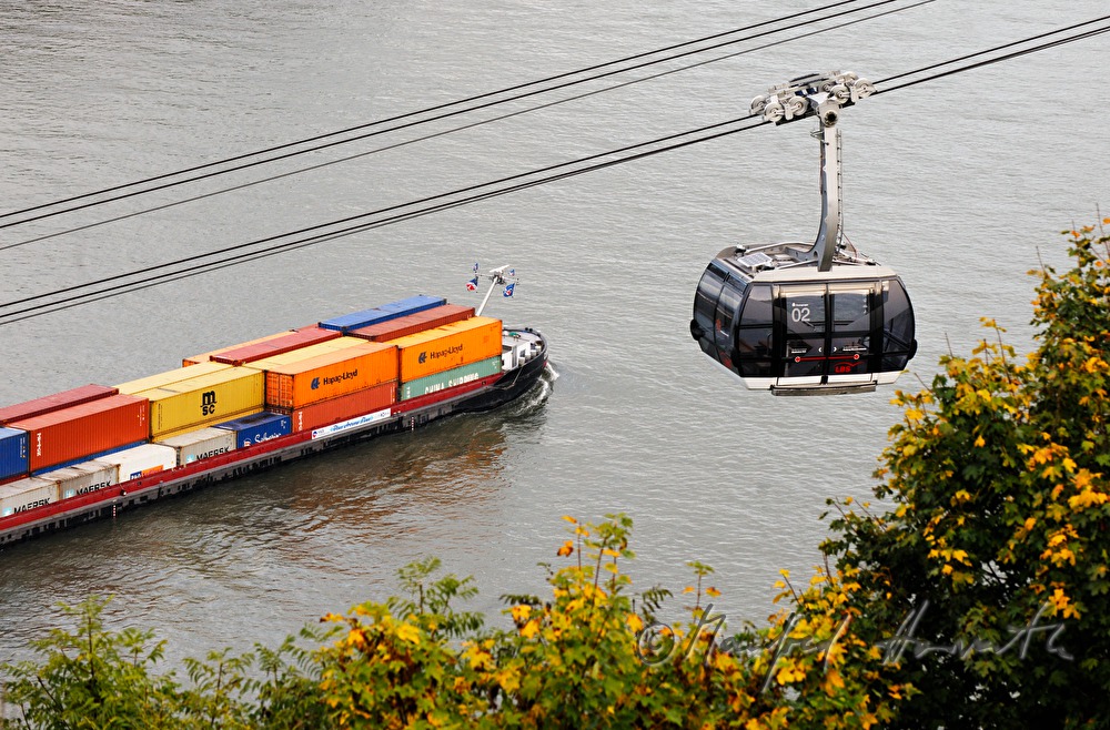 Rheinseilbahn und Containerschiff