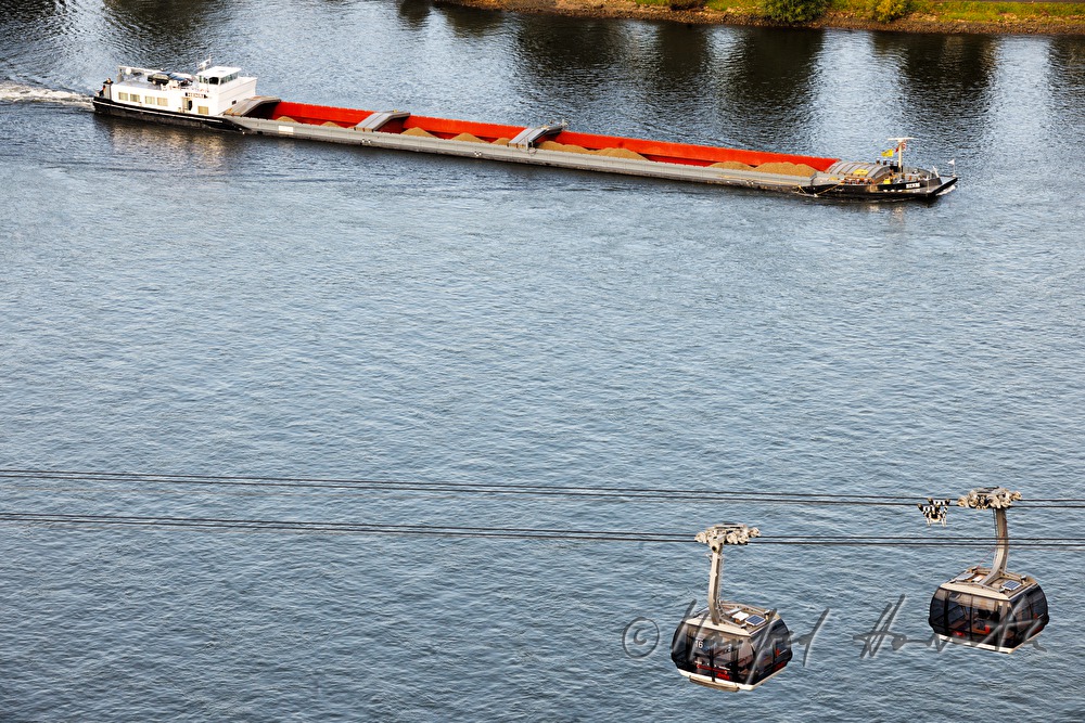Rheinseilbahn und Frachtschiff am 
