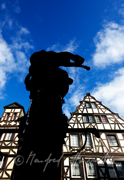 Fachwerkhäuser und Martinsbrunnen (15. Jhdt) am Marktplatz