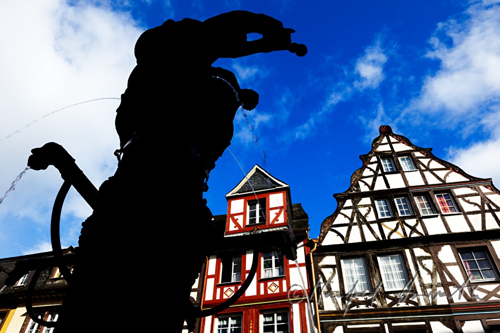 Fachwerkhäuser und Martinsbrunnen (15. Jhdt) am Marktplatz
