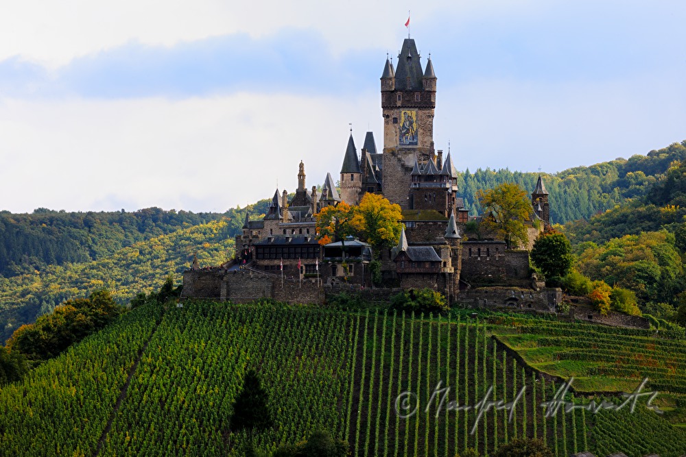 Reichsburg Cochem auf der Spitze eines Weinberges