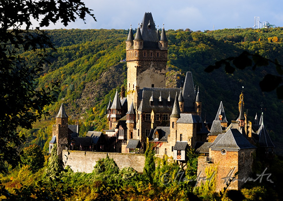 Reichsburg Cochem auf der Spitze eines Weinberges