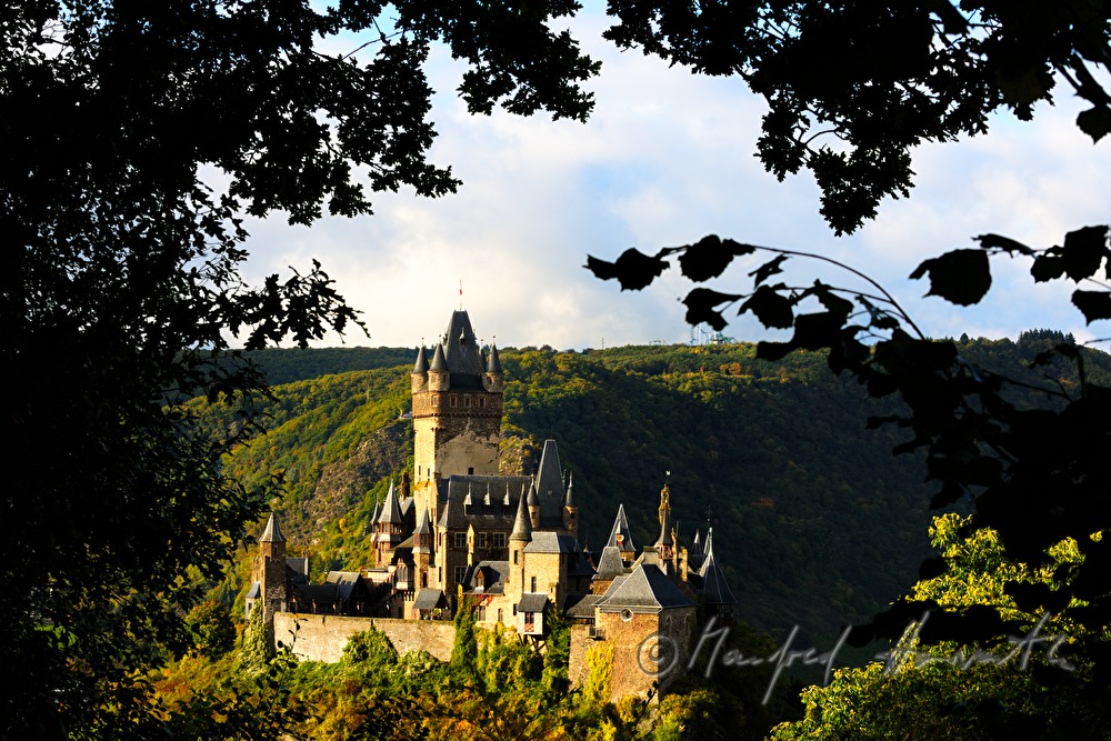 Reichsburg Cochem auf der Spitze eines Weinberges