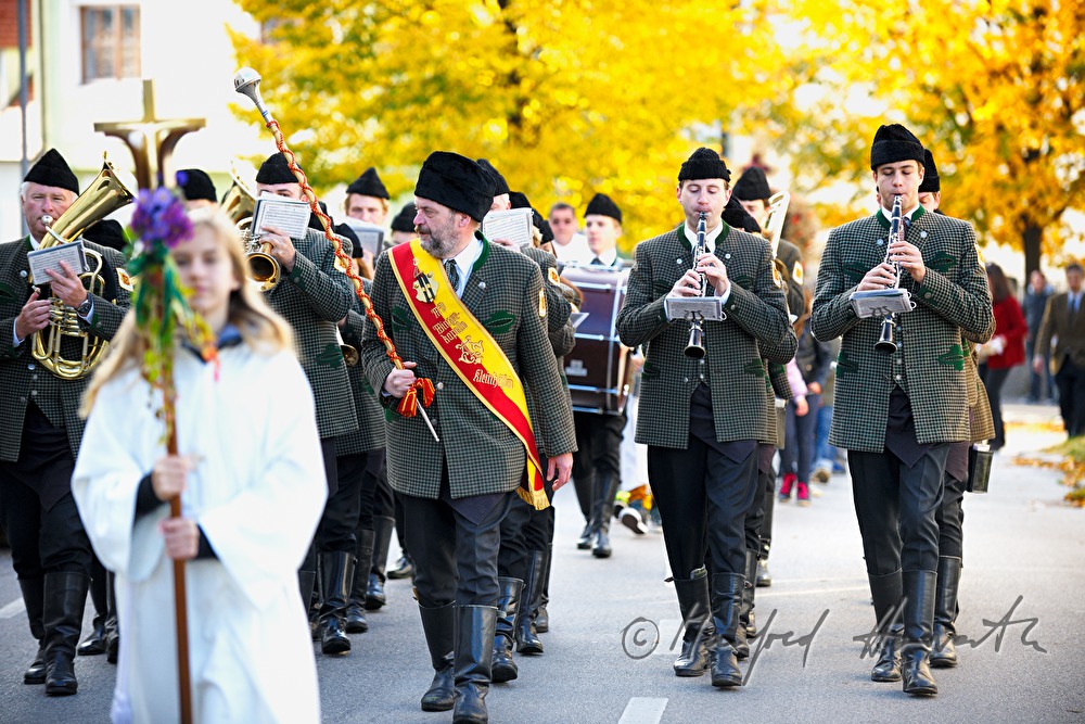 Musikkapelle marschiert  beim Ernteddankfest