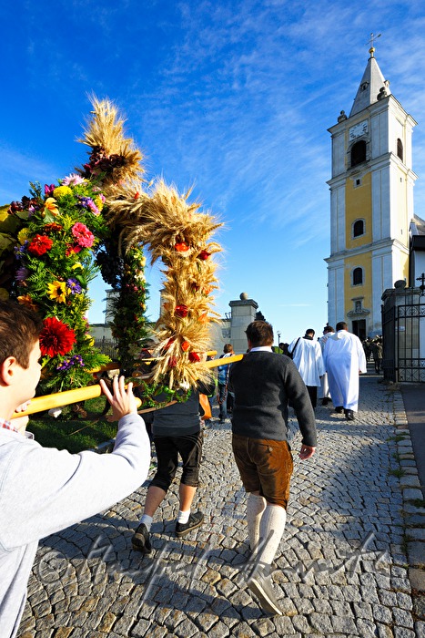 Umzug mit Erntedankkrone beim Ernteddankfest