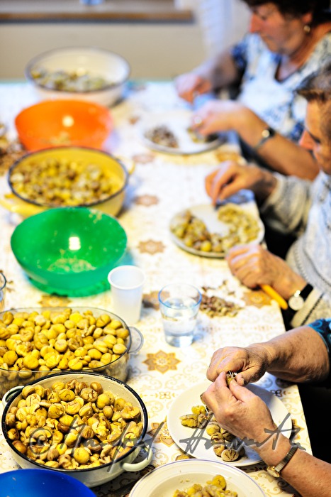 Herstellung von Kastanienreis für das Kastanienfest