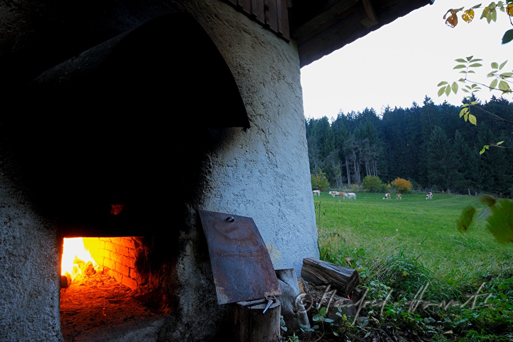 Feuerraum und Schürhakn der Obst-Dörrhütte