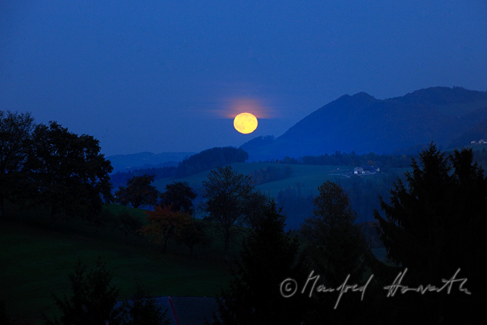 Vollmond über der Hügellandschaft